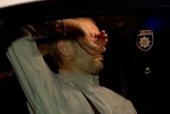 Водитель такси объяснил, почему наехал на людей на столичной остановке (видео)