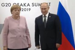 На саммите G20 Меркель потерялась в пространстве после разговора с Путиным (видео)