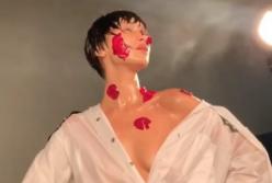 Супермодель Белла Хадид снялась в мокрой рубашке без белья (видео)