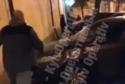 В Киеве пешеход избил автомобиль ногами (видео)
