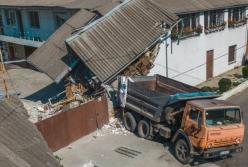 В Днепре грузовик протаранил жилой дом, часть здания обрушилась (видео)