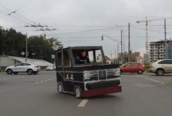 "Душой в гелике - попой на велике": за езду на картонном Мерседесе заведут дело (видео)