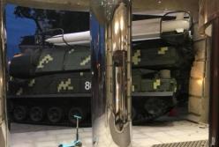 Военный транспортер с ракетами протаранил витрину в центре столице (видео)