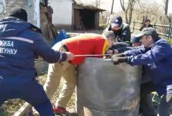 На Киевщине спасатели достали 30-летнего мужчину из колодца (видео)
