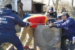 На Киевщине спасатели достали 30-летнего мужчину из колодца (видео)