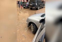В Киеве затопило улицу и подвал многоэтажки из-за прорыва трубы (видео)
