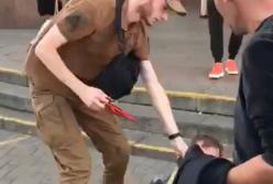 Бой за украденный цыганами кошелек на вокзале  (видео)