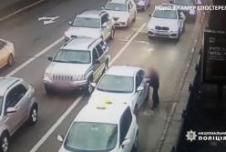 В Киеве мужчина прямо на дороге пытался избить водителя (видео)