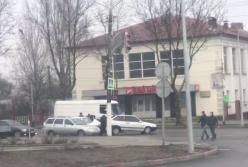 В Мелитополе водителям пришлось вручную растаскивать автомобили после ДТП (видео)