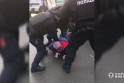 На Киевщине семейный врач в составе преступной группы организовал продажу наркотиков (видео)