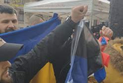 В Париже ветераны АТО разорвали российский флаг (видео)