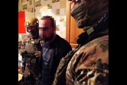 Вымогали несуществующий долг, угрожали и грабили: в Одессе задержали опасную банду (видео)