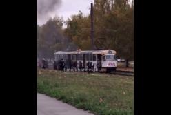 В Харькове люди на ходу выпрыгивали из горящего трамвая (видео)
