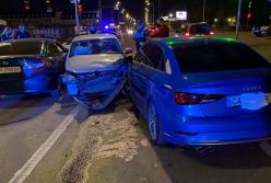 В Киеве пьяный водитель протаранил автомобили на светофоре (видео)