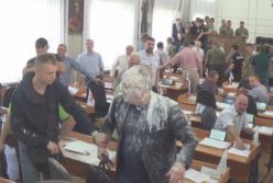 Крутые разборки слуг народа: депутат стрелял из пистолета прямо в сессиононом зале (видео)