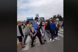 В Коблево из-за карантина люди перекрыли трассу (видео)