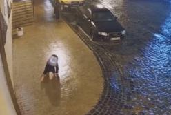 В Киеве из-за гололеда девочка не могла пройти по Андреевскому спуску (видео)