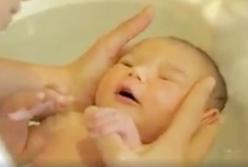 Неожиданная реакция ребенка на самое первое купание в жизни (видео)