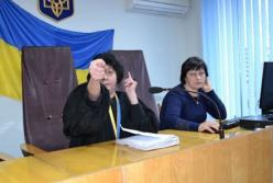 "Ой, бл…дь, объявляется перерыв": судья показала адвокату кукиш и угрожала выбить аппаратуру (видео, фото)