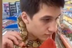 Огромный 2-метровый питон устроился на шее у парня в супермаркете Харькова (видео)
