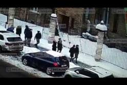 Момент ЧП: в России упавшая с крыши глыба льда убила 23-летнего студента (видео) 