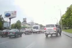 В Киеве водитель потерял сознание и столкнулся с несколькими автомобилями (видео)