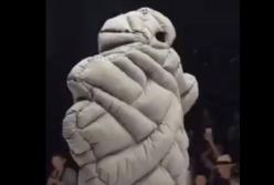 Дизайнеры создали самое теплое пальто в мире: пока не включили отопление (видео)