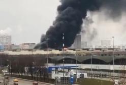 В Москве горит склад с газовыми баллонами, слышны взрывы (видео)