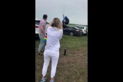 Горе-парашютист совершил крайне неудачную посадку на парковке автомобилей (видео)