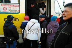 Карантин в Харькове: люди устроили давку в транспорте, нарушив запрет (видео)