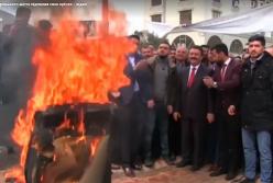Новоизбранный турецкий мэр сжег свое кресло (видео)