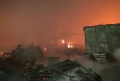 В Днепре произошел крупный пожар на складе стройматериалов (видео)