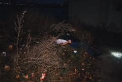 В Киеве нашли мертвого мужчину без обуви и с SIM-картой на лице (видео)