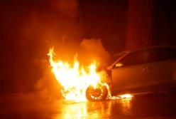 Сегодня ночью подожгли авто посольства России в центре Киева (видео)