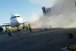 Лайнер Airbus с загоревшимся двигателем сел в Астане (видео)