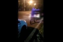 Пьяный водитель в Одессе разбил топором собственный автомобиль (видео)
