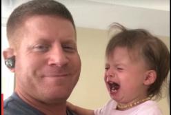 Отец придумал, как успокоить маленькую дочь (видео)