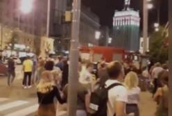 Девушки забрались на крышу торгового центра в Харькове (видео)