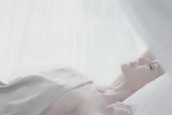 Анджелина Джоли сверкнула грудью в откровенном ролике (видео)
