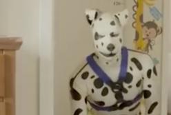 Парень живет жизнью собаки: одевается в костюм пса, ест собачий корм и спит в клетке (видео)