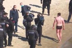 В киевском Гидропарке задержали мужчину, который решил вплавь обойти блокпост полиции (видео)