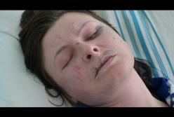 Бил ногами и резал лезвием: мужчина выбросил бывшую жену из окна (видео)