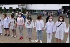 В Беларуси 250 "девушек в белом" вышли на акцию против насилия над демонстрантами (видео)