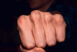 Мужчина избил собаку и угрожал ребенку: прямо во дворе элитного дома (видео)