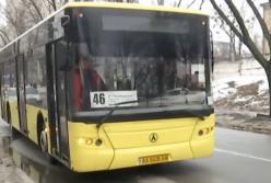 Кондуктор набросился на пассажирку с ребенком и разбил ей телефон (видео)