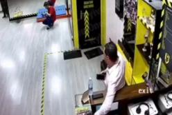 Почистил кассу и пожал руку: в Киеве камера видеонаблюдения зафиксировала дерзкого вора (видео)