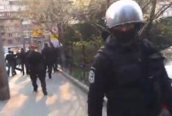 В Киеве полиция задержала прохожих, снимавших незаконную стройку (видео)