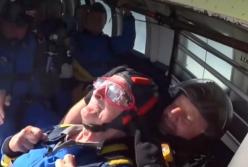 Кадры, как 100-летний дед прыгает с парашютом (видео)