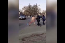 В Одессе пациент психбольницы бегал по улице голым (видео)
