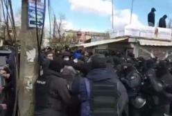 В Киеве сносят МАФы, возникли потасовки (видео)